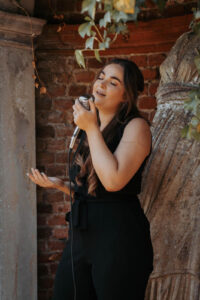 Jenae Sings