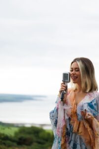 Luna Sings
